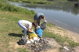 Волонтеры и сотрудники администрации города приняли участие в областной акции «Чистая река - чистые берега». Собрали десятки пакетов мусора, оставленного мысковчанами после отдыха, на берегу реки Мрас-Су.