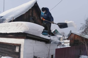 Мысковские волонтёры оказывают помощь в уборке снежных заносов гражданам, оказавшимся в трудной жизненной ситуации.