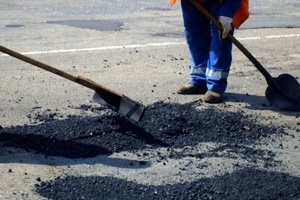 До конца августа в Мысках будет завершен второй этап ямочного ремонта дорог.