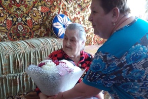 Ветерану труда Александре Гусаковой из Мысков исполнилось 90 лет.