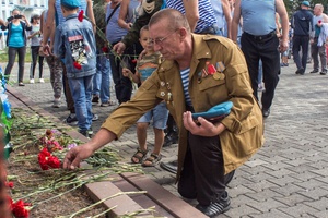 Сегодня в Мысках на Мемориале Славы прошел митинг, посвященный Дню воздушно-десантных войск.