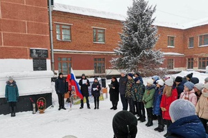 Сегодня в Мысках на здании школы № 3 была торжественно открыта мемориальная доска в память об учителях – участниках Великой Отечественной войны.