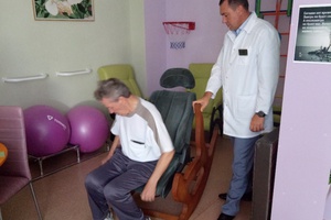 86-летний мысковчанин изобрел лечебное кресло и подарил его медработникам.