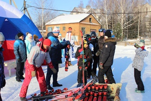 Материальная база Мысковской детско-юношеской спортивной школы по горным лыжам и сноуборду пополнилась новыми горными лыжами.