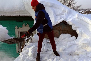 Волонтеры Мысков оказывают помощь ветеранам в уборке снега.