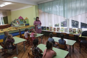 Центральная детская библиотека Мысков присоединилась к международной акции «Книжка на ладошке».