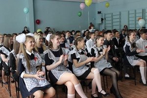 Сегодня в школах Мысков прошли праздники последнего звонка.