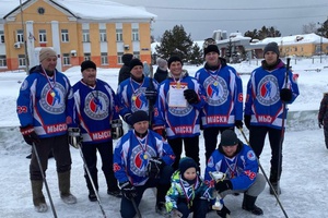 Восемь команд приняли участие в традиционном городском турнире по хоккею на валенках.