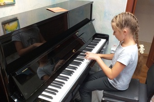 Сегодня Детская музыкальная школа № 64 и Детская школа искусств № 3 получили новые пианино «Мелодия».