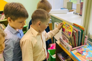 В рамках Дней открытых дверей «Библиотека для друзей» Центральную детскую библиотеку Мысков посетили около 100 школьников.