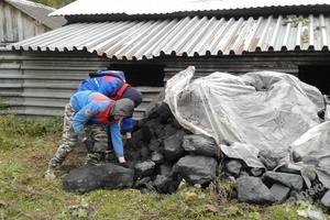 Волонтёры Мысков оказывают помощь ветеранам в подготовке к зиме.