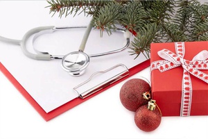 Возьмите на заметку: как будут работать в новогодние каникулы учреждения здравоохранения.